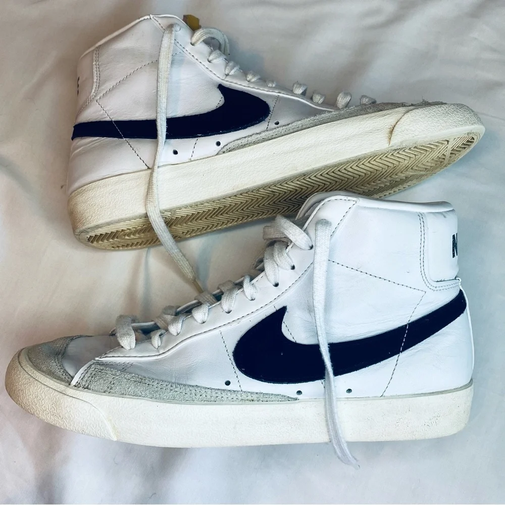 Nike White and Black Retro High-Tops